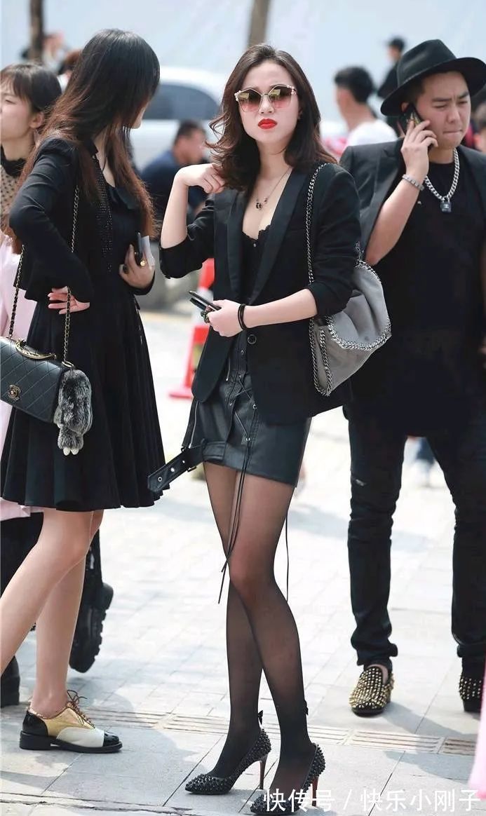 穿搭 很有气场的职场风穿搭，美女墨镜一戴，时尚又优雅