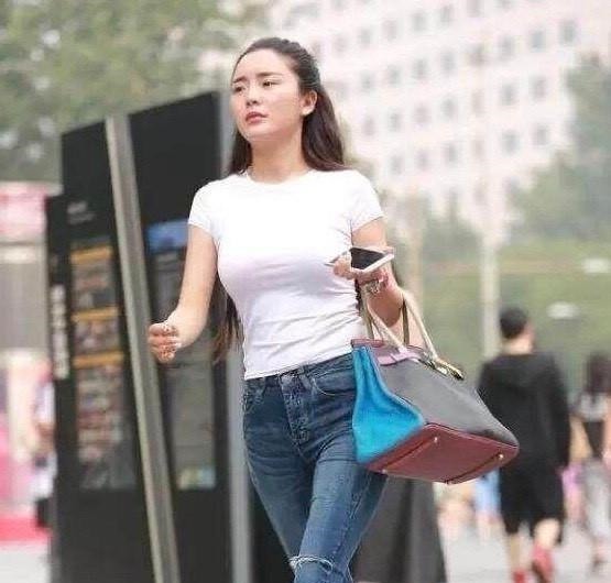 时尚 紧身牛仔裤设计简单,穿起来舒适时尚,穿起来尽显曲线美!