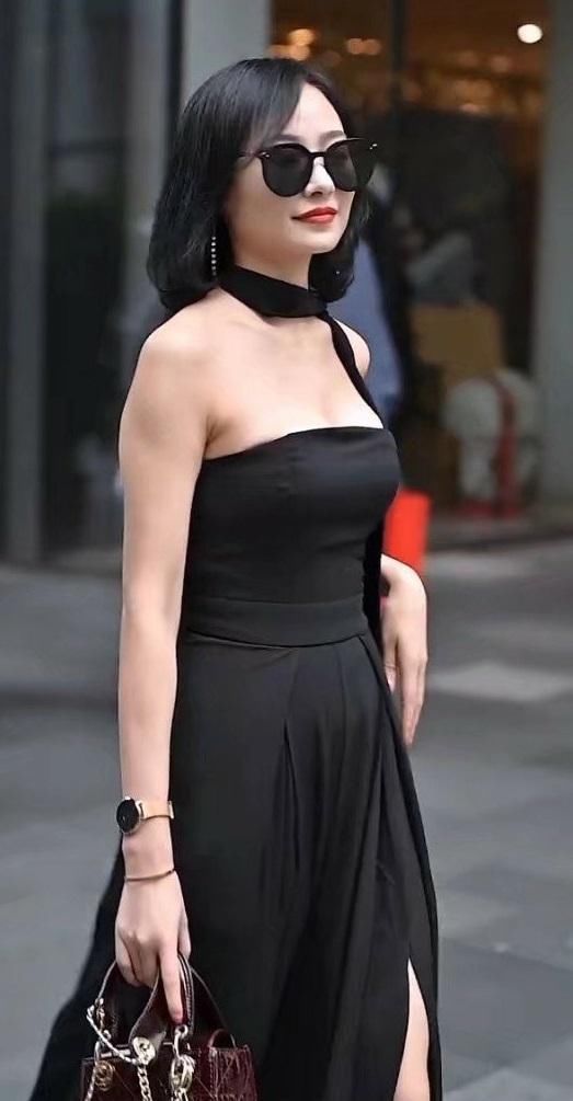 漂亮的小姐姐,黑色抹胸长裙,穿出最美女神范