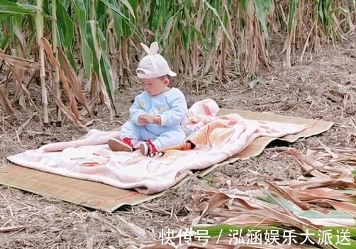 坚强|“全能宝妈”带娃收玉米两不误火了,所谓坚强,全靠硬扛