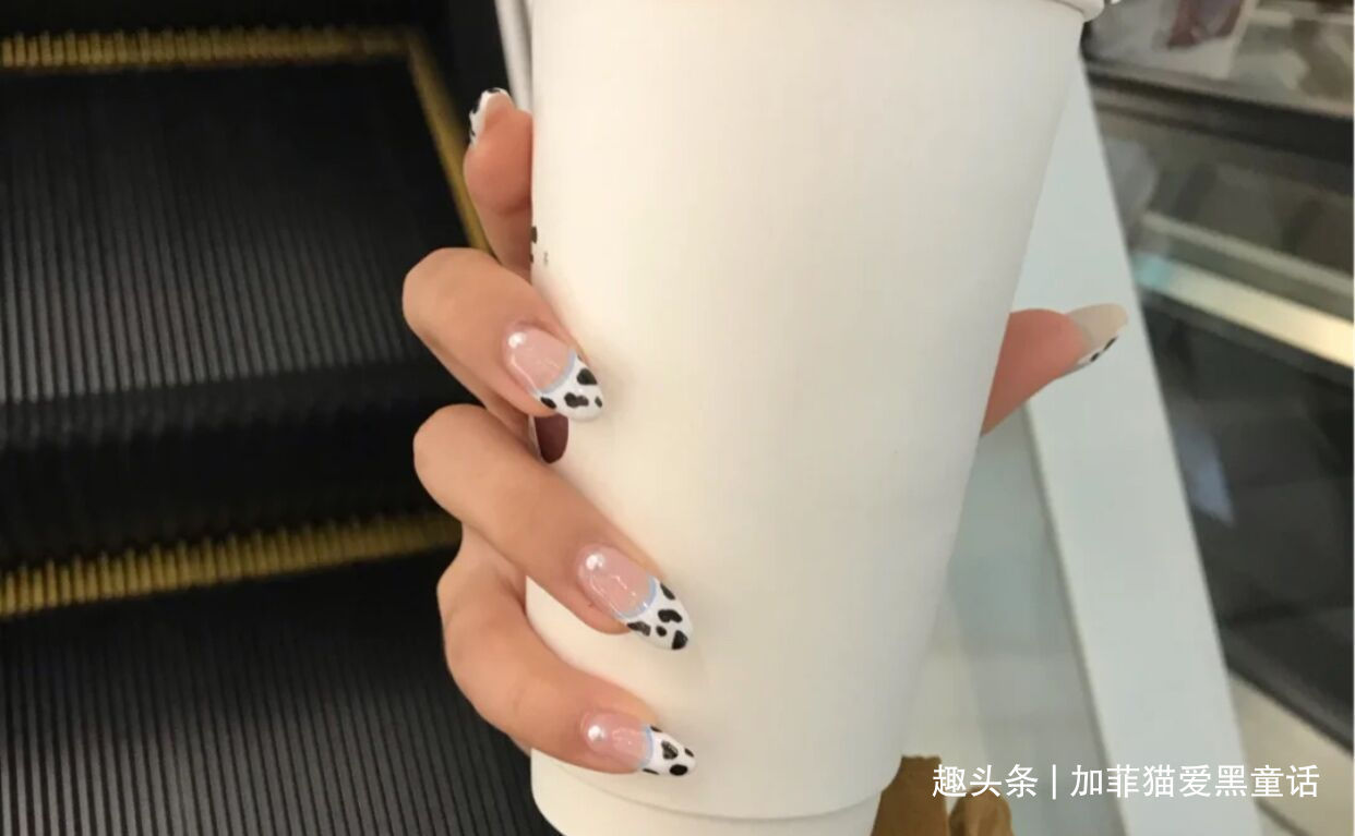 不会过时的九款的奶牛纹美甲，氧气滴感好可爱，甜酷撞色趣味多
