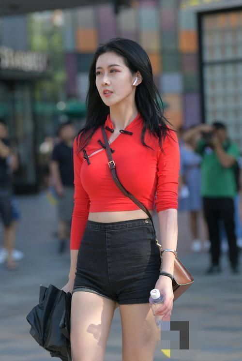 将运动与性感相结合，小姐姐非常有吸引力