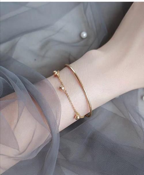 服饰|女人戴珠宝配饰少犯3个错误,不然会显得很突兀,再贵也没有美感