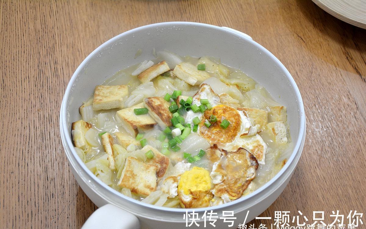 天冷特爱一道白菜豆腐，菜嫩汤鲜百吃不厌，上班族回家轻松做
