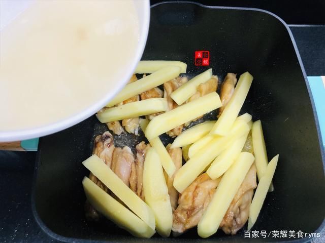 小孩|原来鸡翅可这样做,小孩吃起来更方便了,和土豆搭配做一道传统菜
