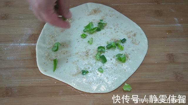 葱花饼这样做太香了，多加1种食材，外酥里软，凉了也不硬，解馋