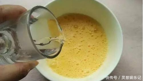 炒鸡蛋直接下锅 炒出来的鸡蛋是有腥味 加这步骤炒出来的鸡蛋软嫩