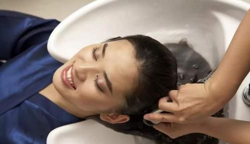 ?头发隔多久洗一次最好，很多人还不知道，难怪头发越掉越多