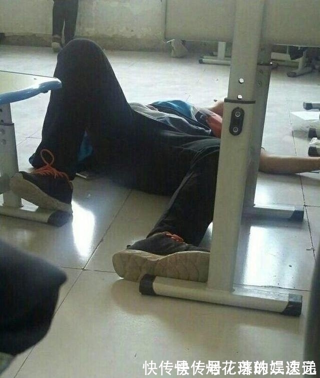 |大学时代的搞笑睡姿：睡觉能用口水把裤子洗了，堪称睡神，太逗了
