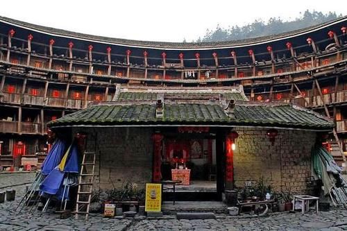 福建有一座土楼：建于元末明初，有700多年历史，至今还有人居住