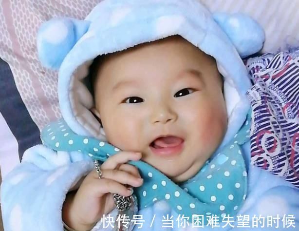 手指|为什么小宝宝都喜欢吃手指?不同月龄,原因不同,妈妈要清楚