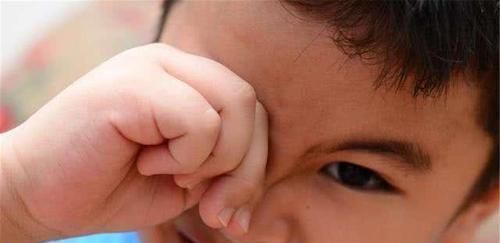 眼白处|3岁女儿眼睛出现“多个黑点”,原因竟是奶奶买的“哄娃神器”