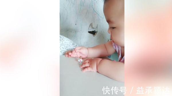 玩具|萌娃想拿起玩具,可肉肉的小手却抓不住,姐姐一看就笑出了声