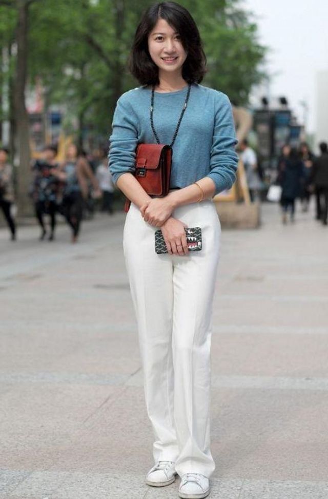 紧身裤 小姐姐露肩露脐上衣搭配牛仔开叉裙,展现了成熟女人的魅力