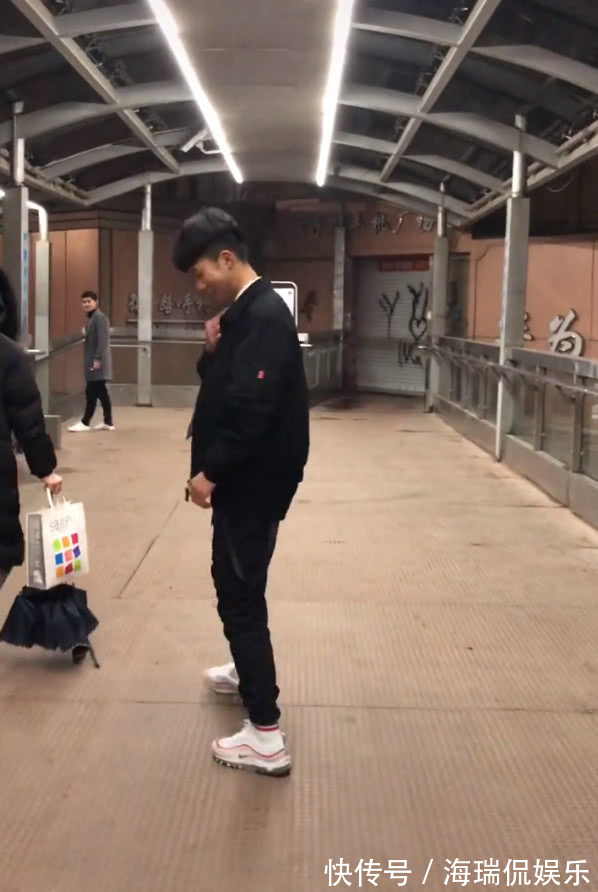 姨妈巾鞋 如今“姨妈巾鞋”成为了潮男的宝贝,比AJ还帅气,而且显个子!