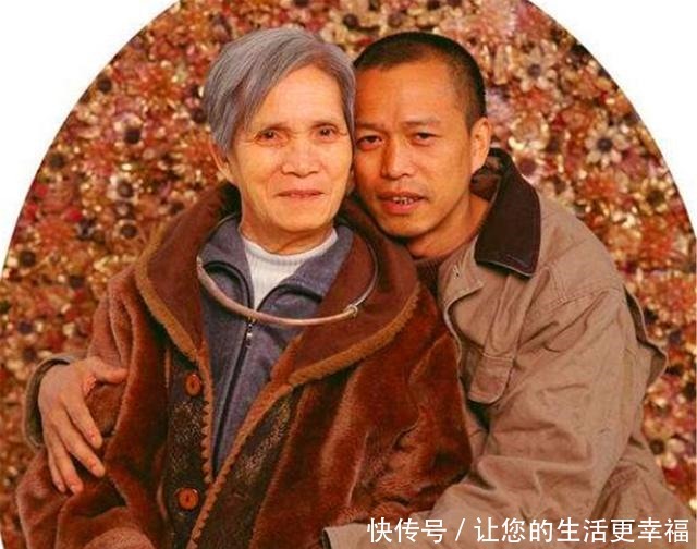 做成|艺术家何云昌取出一根肋骨做成项链,给自己最爱的5个女人戴上