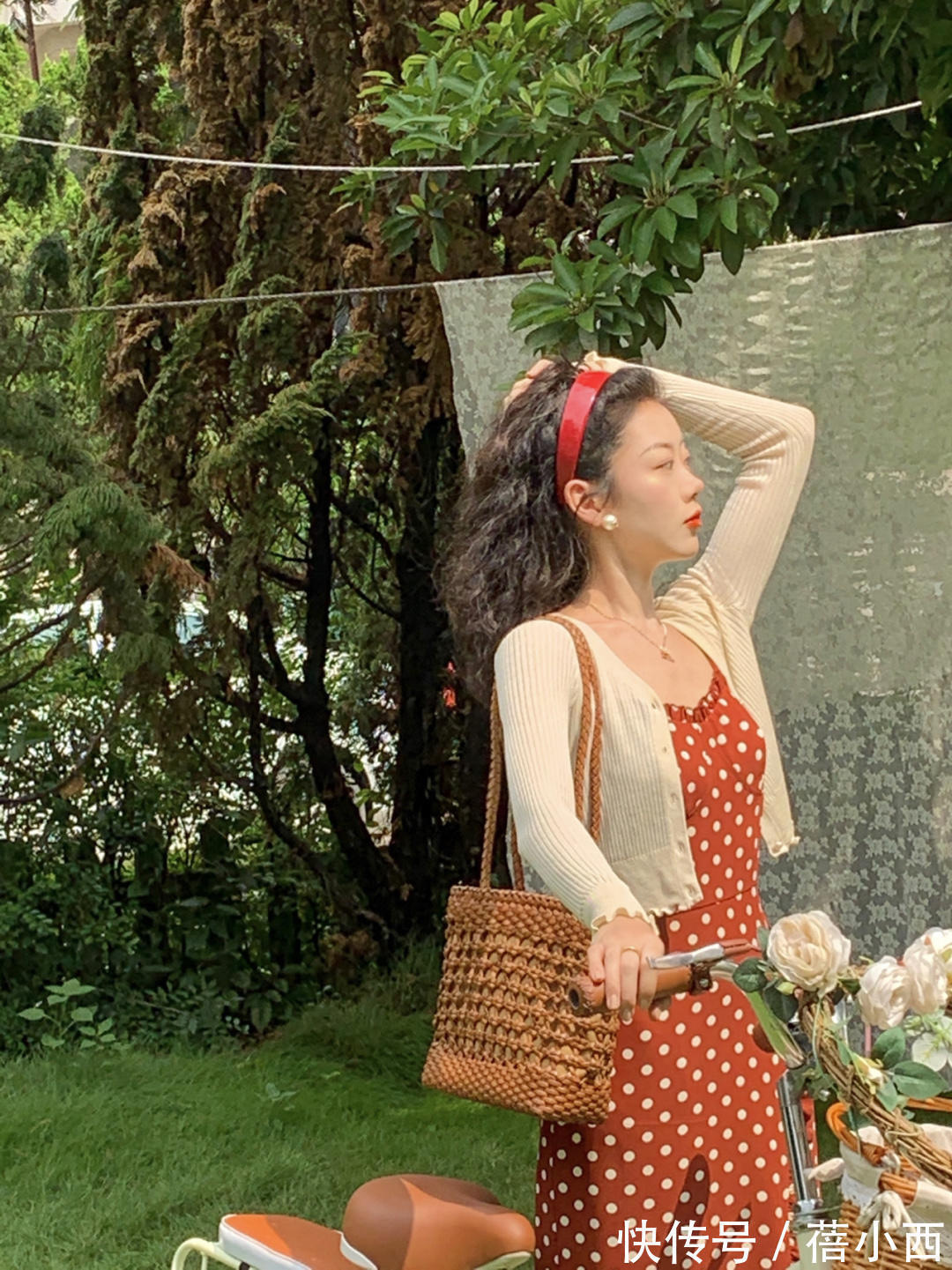 波点连衣裙|穿搭简约才高级,秋季衣橱必备“波点”单品,适合40+的熟女