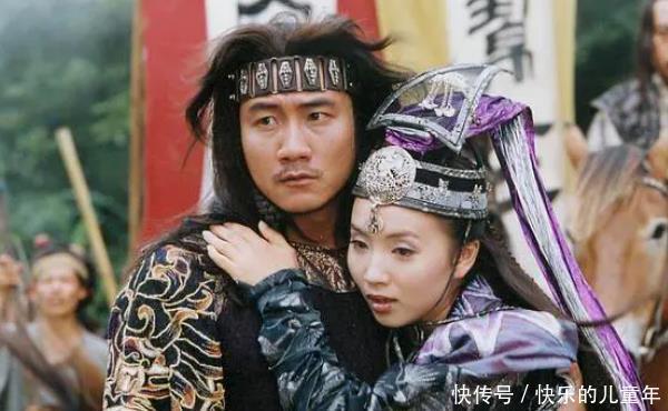 乔峰跳崖后,为何没人下去找?段誉的一个小动作暴露了内心想法