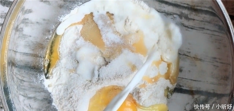 面团|电饭锅做早餐面包的配方，比蒸馒头还香甜，学会可以做给家人吃