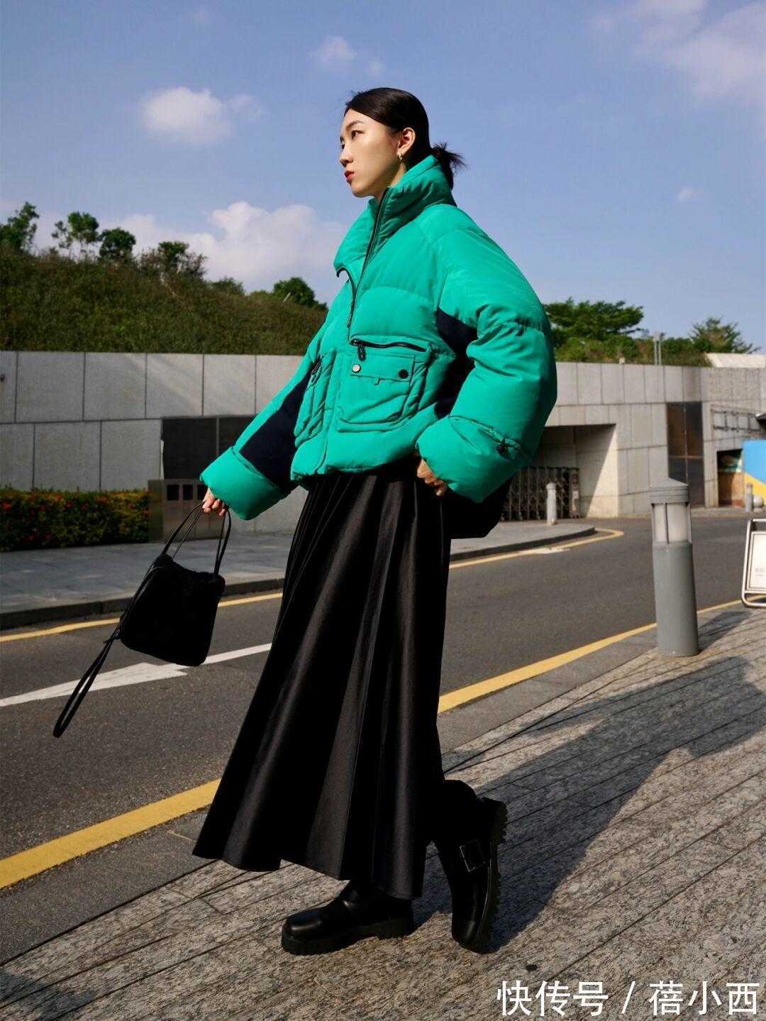 穿搭 羽绒服怎样搭配才时髦?内搭毛衣,下搭阔腿裤、牛仔裤简约高级