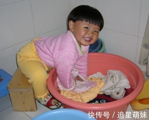 阳台|孩子的衣服别在阳台“过夜”,并非迷信,3个原因易伤害宝宝