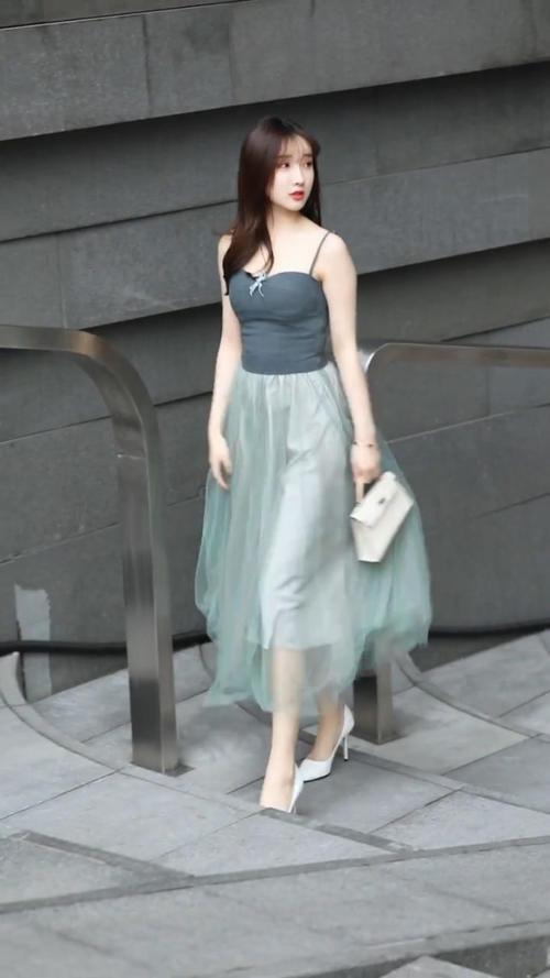 位姑娘|街拍绿色吊带裙搭配白色高跟鞋,穿出绝佳好身材,这气质绝了