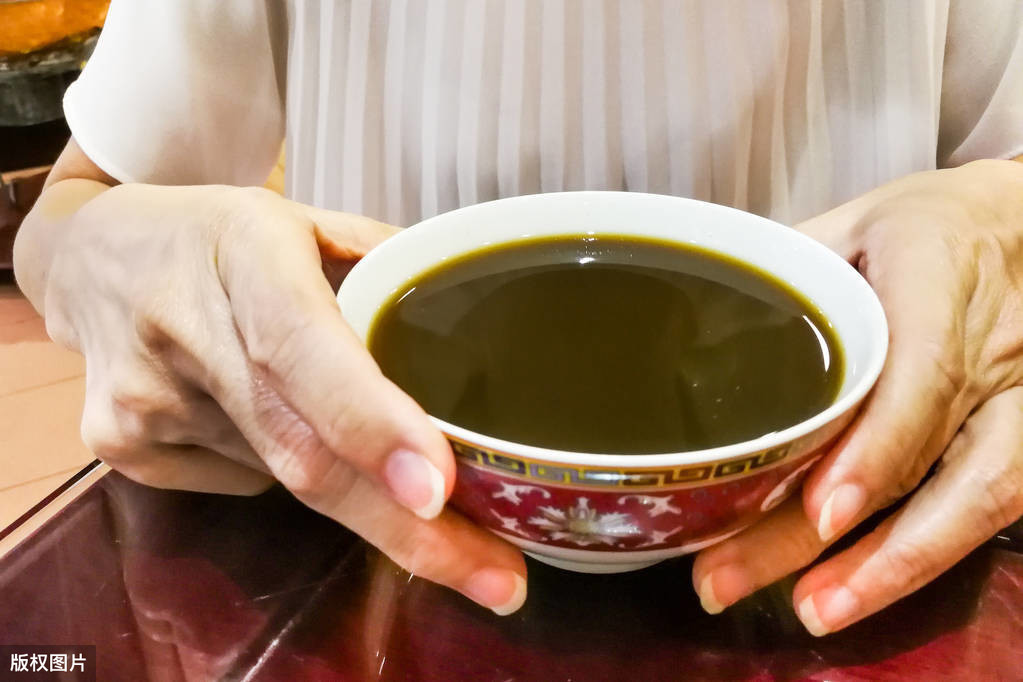 服药|男子高血压12年一直服药，却突发脑梗而亡，医生：忽略了一个现象