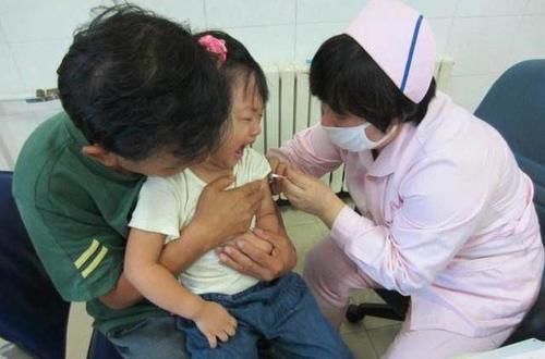 萱萱|2岁女儿打完预防针后,非要找医生“报仇”,爸爸忍不住笑翻了