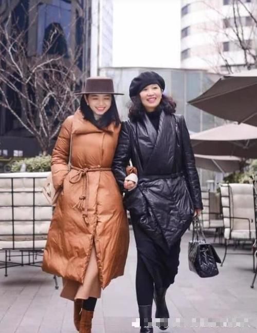 时尚|中年女性大衣如何搭配长裙+打底裤,时尚又保暖,看三木妈妈的搭配效果