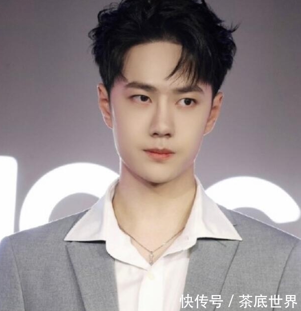 疑王一博新電影路透曝光,深藍西裝配大背頭超帥,旁邊是王傳君