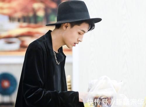 节目组|秦霄贤录节目太粗心,不小心漏出“二维码”,粉丝扫完后傻眼了