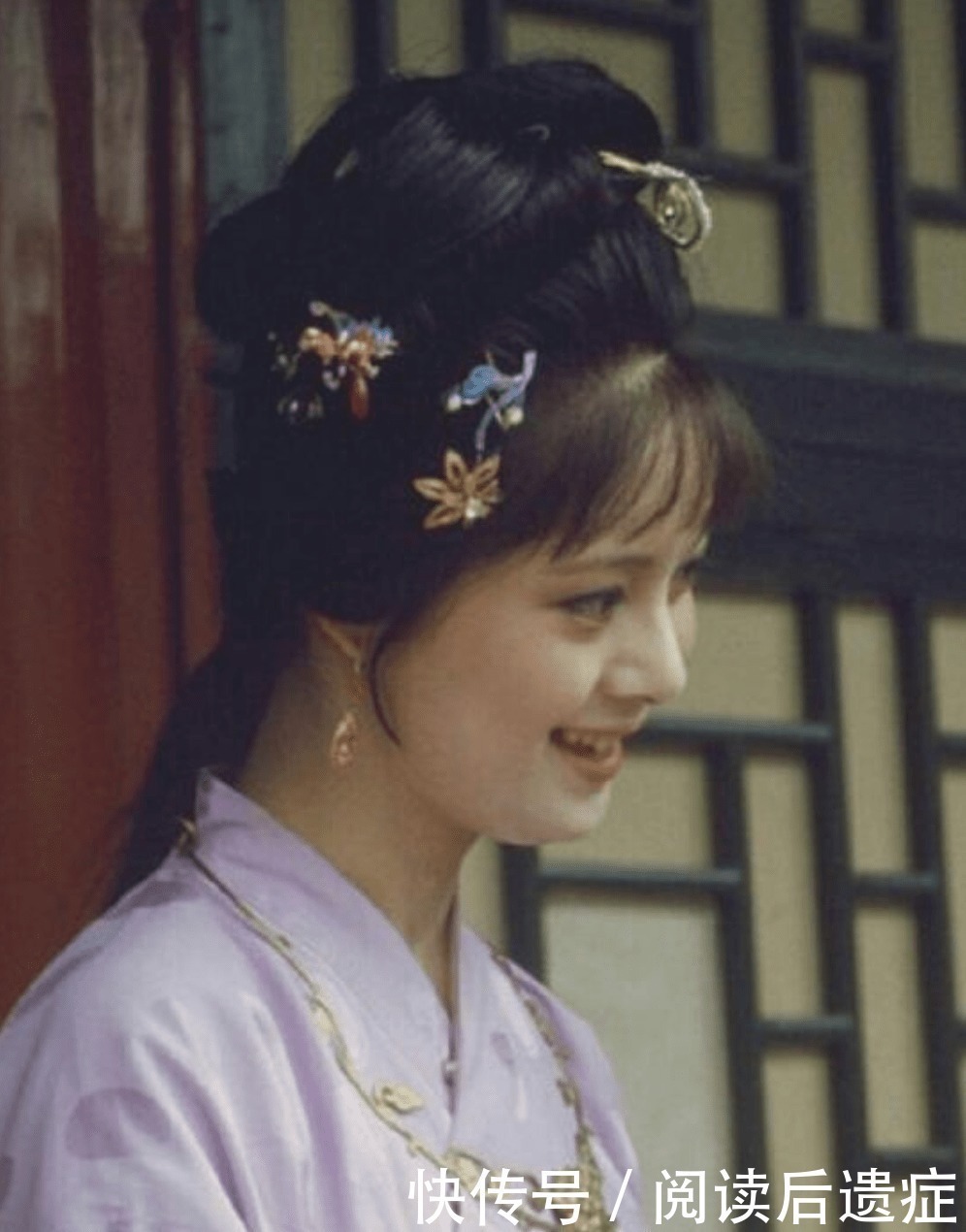 贾府$袭人送茶,宝钗为何将喝剩下的那半杯,递给黛玉?