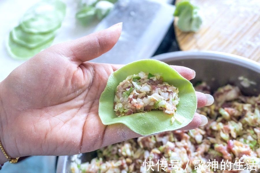 小技巧|白菜猪肉馅饺子，10人9错，3个小技巧，饺子鲜嫩多汁孩子特爱吃
