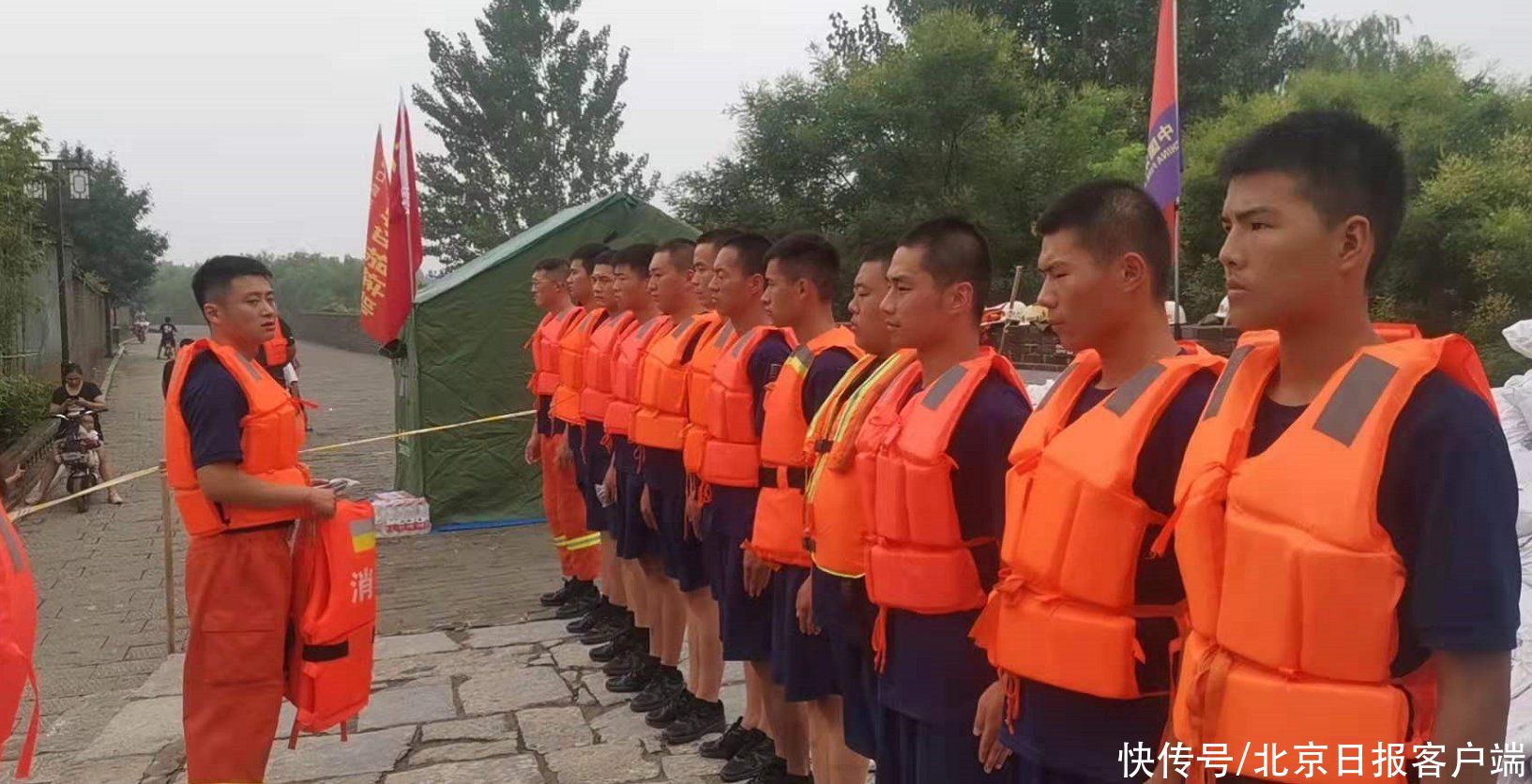 休假|北京消防员回老家安阳休假，遇洪水挺身上堤保坝