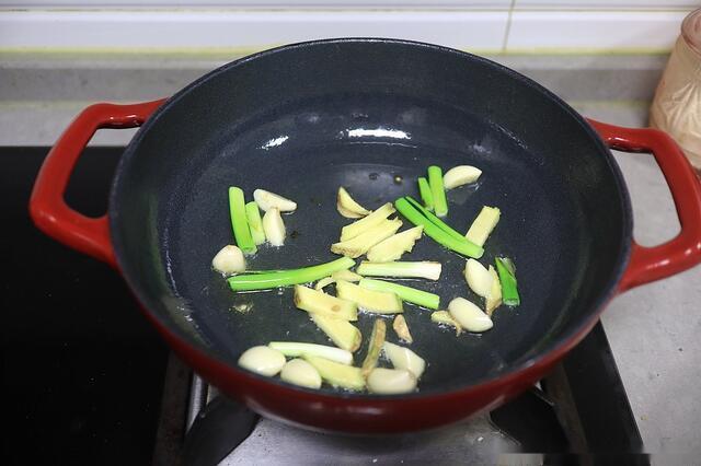 台式三杯鸡的家常做法,后悔没早几年做,1斤多鸡腿一扫而光