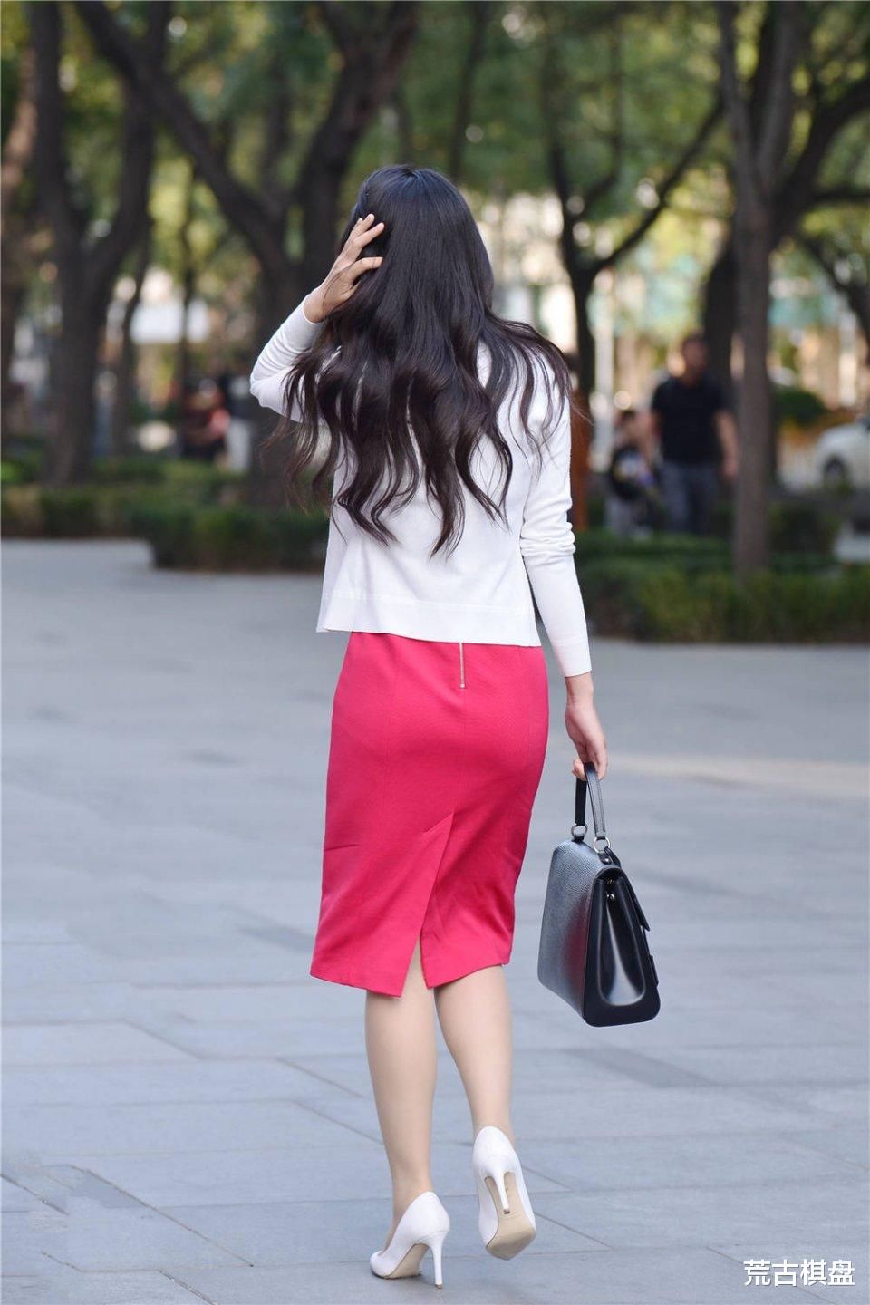 穿着红色的连衣裙，搭配白色的尖头细跟鞋，微胖身材才好看