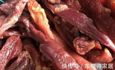 辣椒面儿|猪肉降价了,一次性多买点,教你在家晒猪肉干吃,用来下酒特别香