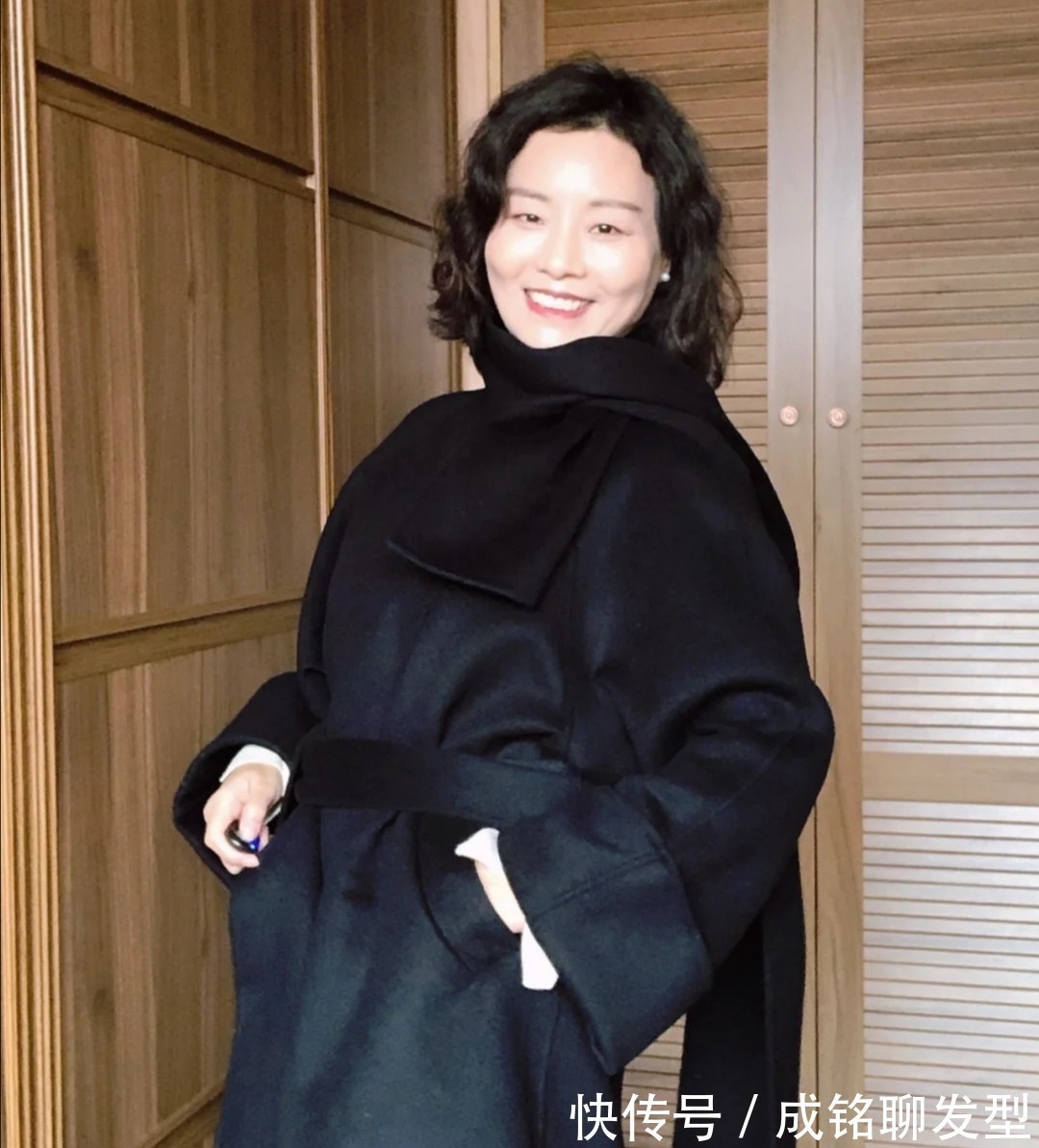 百搭 50岁而不老,这位素人姐姐的穿搭法,真实自然不装嫩,保暖又百搭