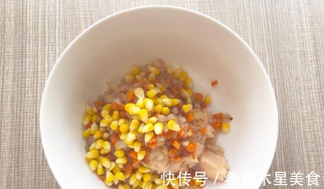 好吃|鸡肉做成丸子,简单煎一煎,外酥里软,一口一个真好吃!