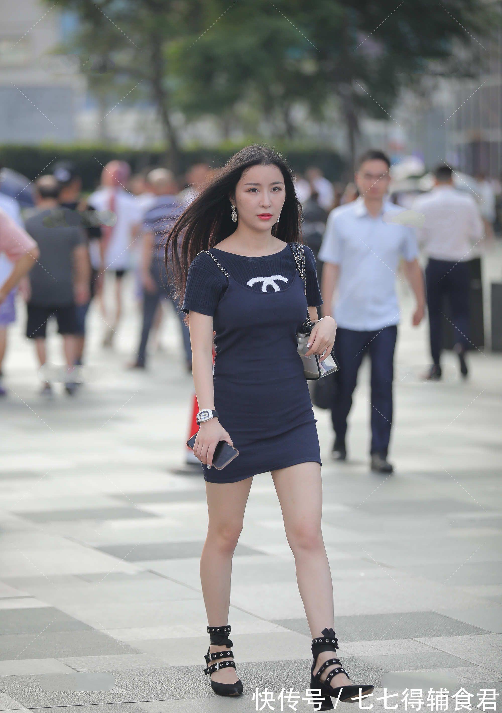 背带裙|修身背带裙，简单大气，精致时尚，搭配黑色铆钉高跟鞋，更显酷飒
