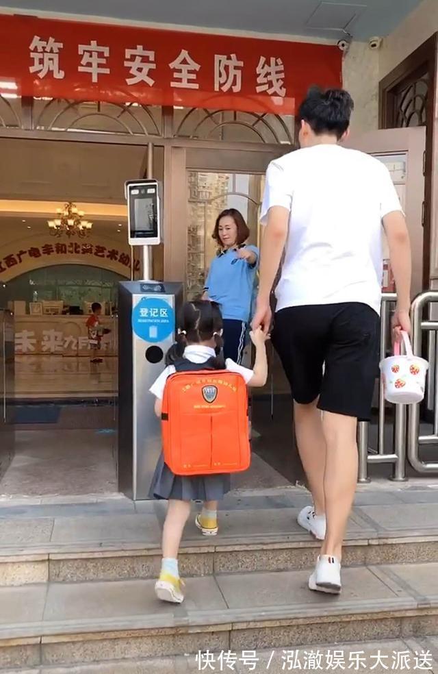 妹妹|大20岁的哥哥送妹妹去上学,怕被老师误会是爸爸,费尽心思扮年轻