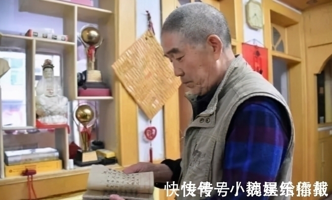 王羲之&农民张喜才:苦练书法50年,用小楷手抄名著400万字,却被批无意义