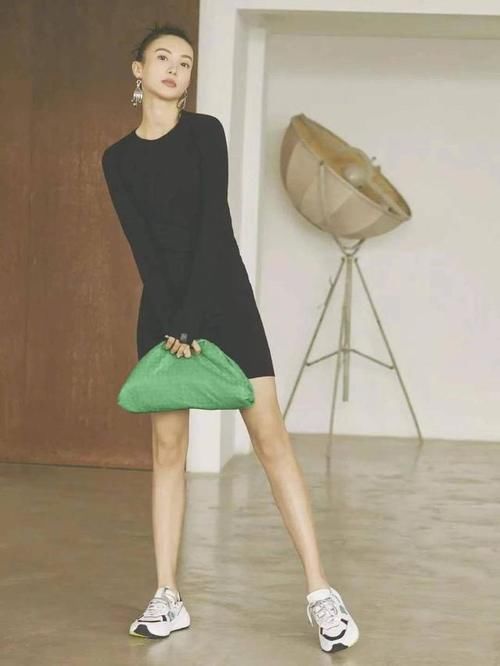 时髦有讲究的女人,穿裙子很少搭配高跟鞋,换上这4双才惊艳秋天