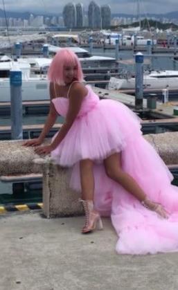 摄像师|黑妹子穿“芭比粉”拍婚纱照,现场照片黑成碳,成片却惊艳众人