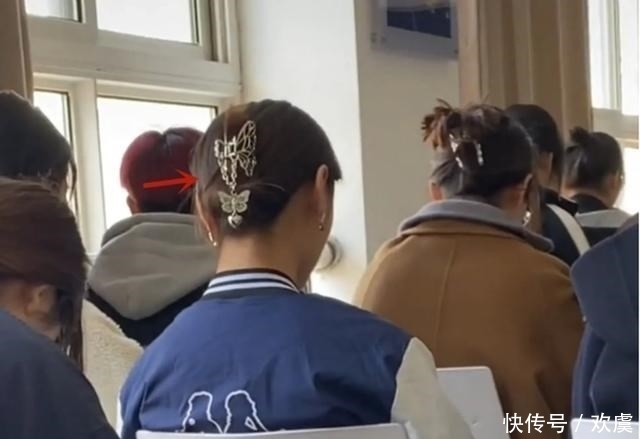 女大学生发型宛如70后,复古卡子成亮点,这不是“妈妈”同款吗?