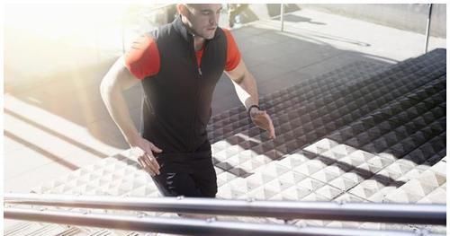 动作|腿好人不老！4个简单动作，远离关节疼痛，80岁也可能健步如飞