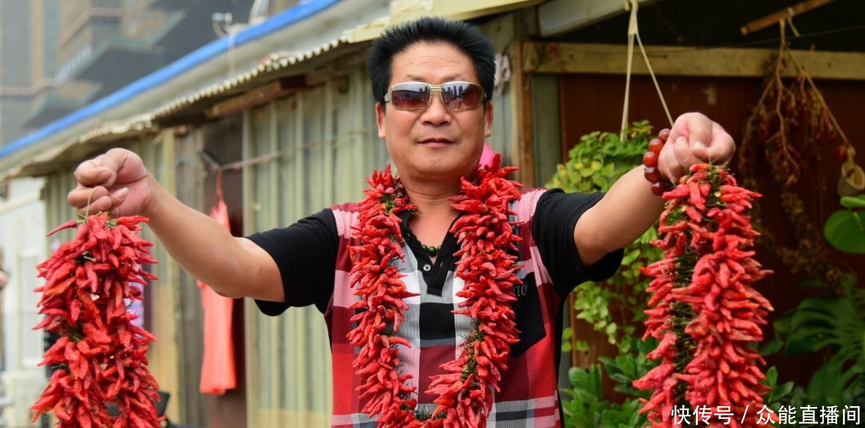 奇闻:国内最能吃辣的人,能将辣椒当饭吃,地里的辣椒无人敢偷