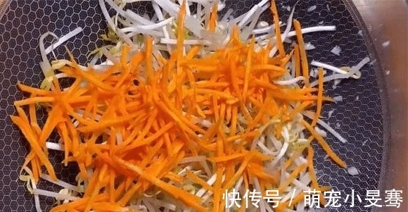 最近爱上做这个吃,不煎不炸,蒸一蒸出锅,皮薄馅足还低脂,好吃