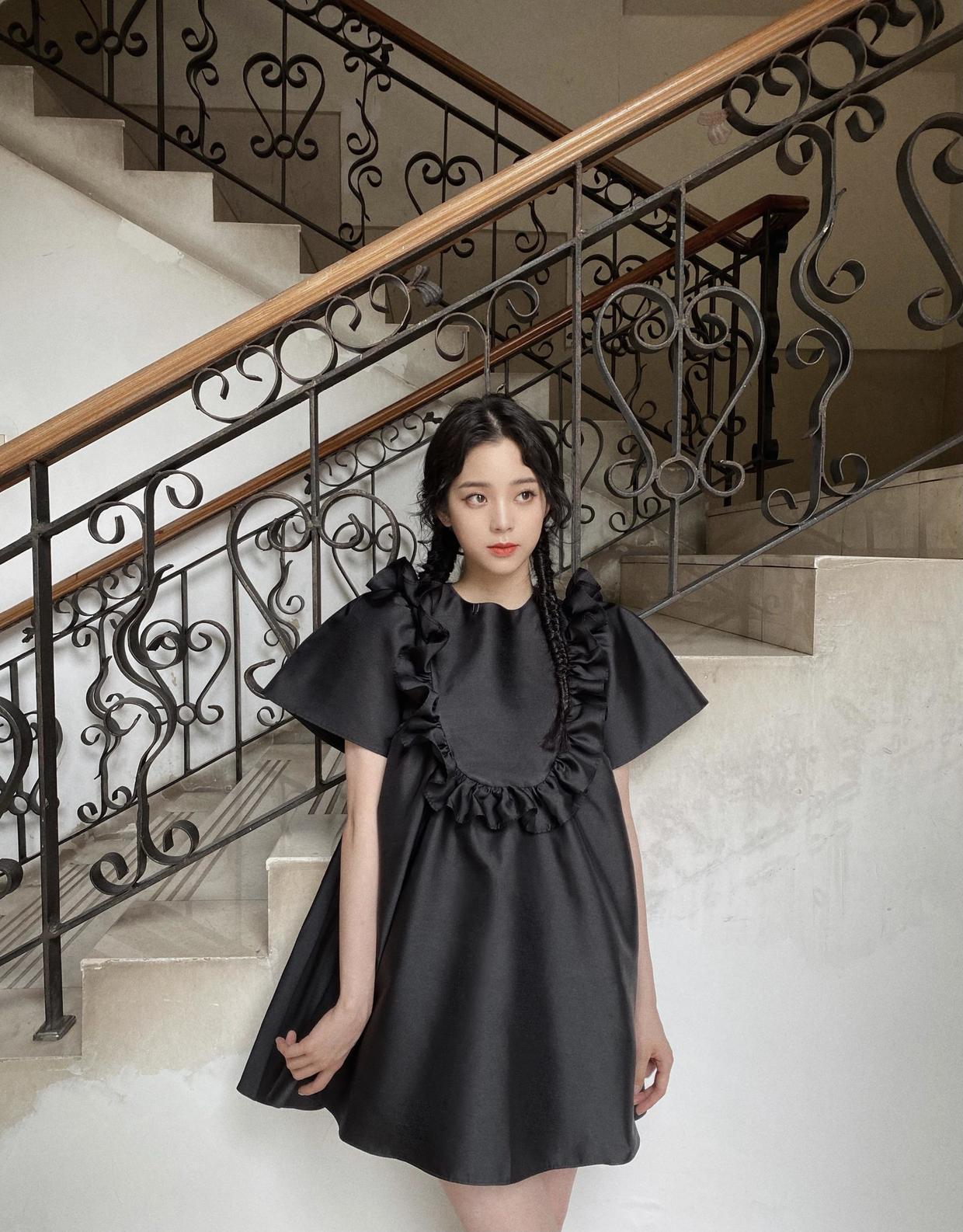 贵妇范|伏明霞“阿姨辈”最有贵妇范的,穿拼接连衣裙出席活动,高贵优雅