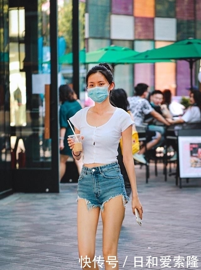 小心|街拍:小心机女孩的穿搭技巧,她们的穿搭有着独特魅力和个性特征